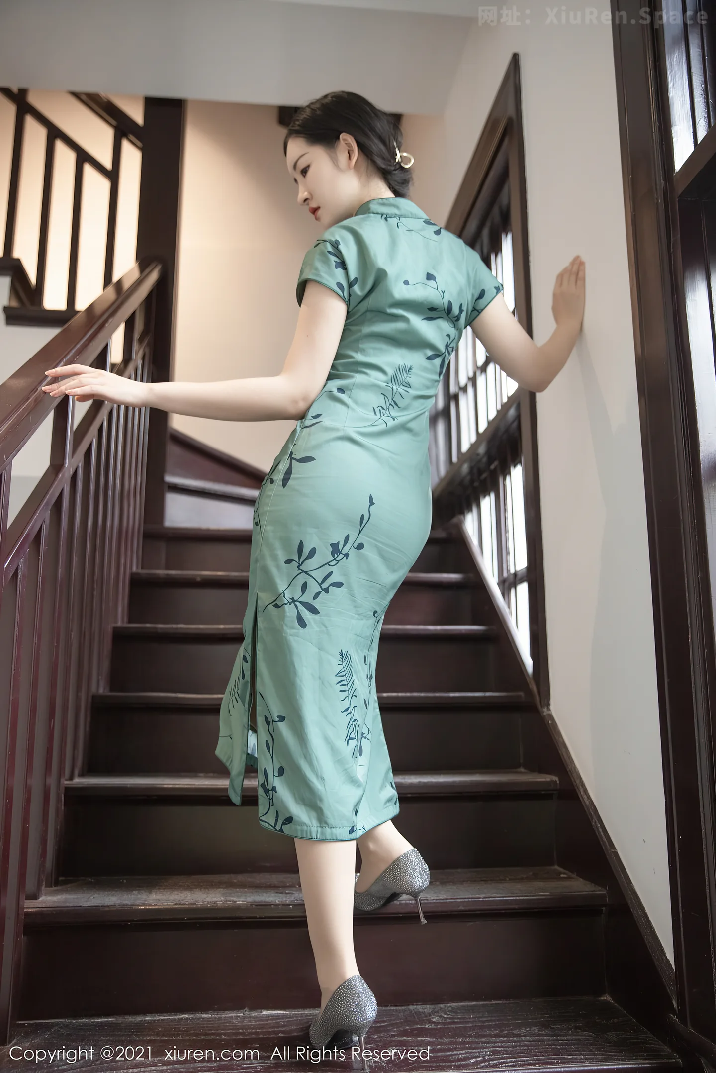 图片[4]-[XiuRen秀人网]VOL.4048 模特沈梦瑶私房古典浪漫旗袍配超薄肉丝裤袜半脱完美诱惑写真45P-秀人网官方网站